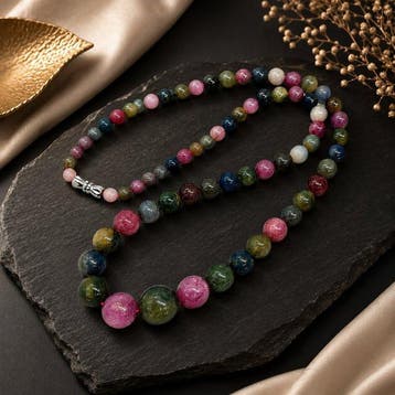 Elegante Halsketting met meerdere edelstenen – Robijn en