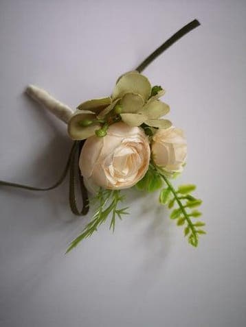 Luxe corsage champagne ranonkels groen met besjes no3, Ophalen of Verzenden, Nieuw