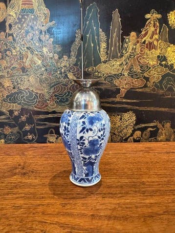 Een Chinese blauw-witte exportvaas met een Europees tinnen
