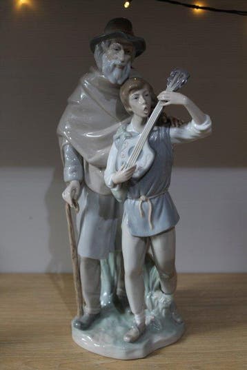 Lladró - sculptuur, Oude man met gitaarspelende jongen - 37