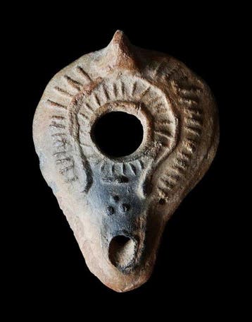 Laat-Romeins / Vroeg-Byzantijns Terracotta Olie lamp met