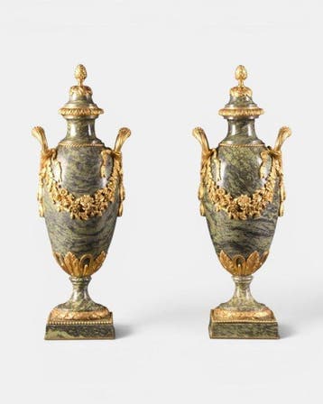 Paar Louis XVI stijl cassolettes/vazen in groen marmer en, Antiek en Kunst