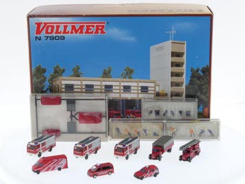 Schaal N Vollmer 7909 brandweerkazerne met fieguren en br..., Ophalen of Verzenden, Zo goed als nieuw, Analoog