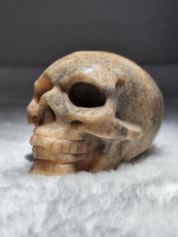 Beeldje - Carved stone skull - Zonnesteen