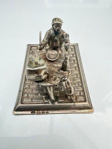 Firma C. Stout - Beeldje - Zilveren miniatuur Muzikant in
