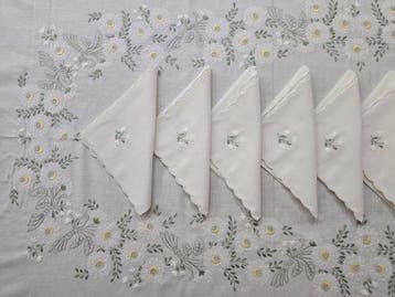 Elegante Tovaglia x12 in puro lino con ricamo a mano
