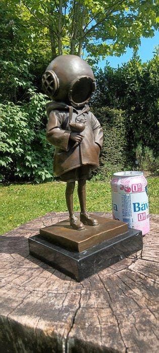 naar banksy - sculptuur, bronzen banksy duikertje - 31 cm -