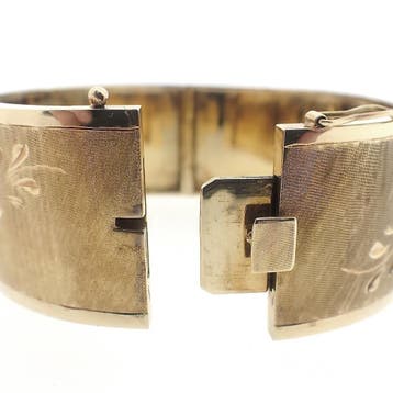 Vintage gouden slavenarmband met gravures., Ophalen of Verzenden, Gebruikt, Goud, Goud