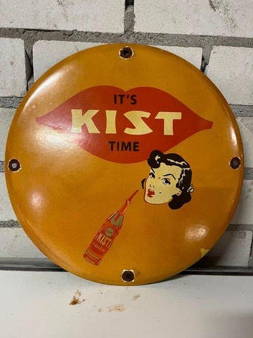 Kist Soda – “It’s Kist Time” – Emaille Reclamebord – Pin-Up