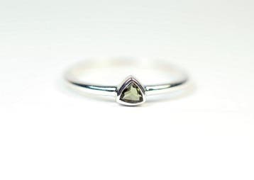 ring Moldaviet / facetgeslepen / nieuw - 1.1 g - (1), Verzamelen