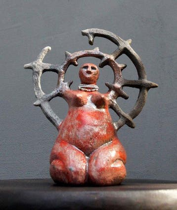AdelMar - sculptuur, Gaja z naszyjnikiem - 19 cm -