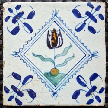 Tegel - Antieke tegel met tulp. - 1600-1650