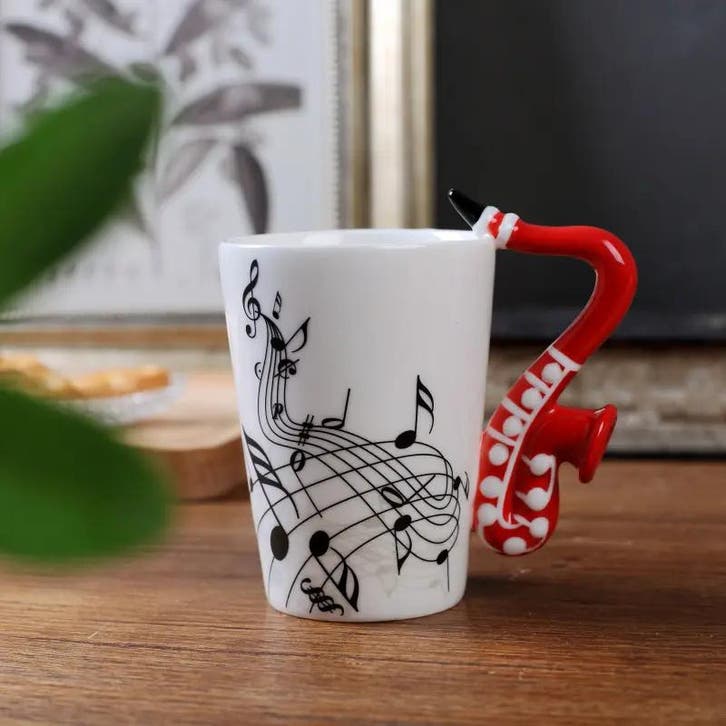 Keramiek mok Saxofoon rood (Muziek, Mokken), Huis en Inrichting, Keuken | Servies, Nieuw, Ophalen of Verzenden