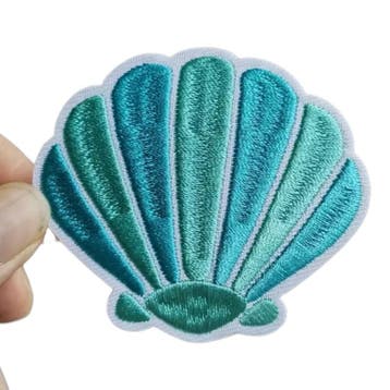 Embleem - schelp - 6.9 x 6.2cm - applicatie - opstrijken..., Hobby en Vrije tijd, Kledingapplicaties en Hotfix, Ophalen of Verzenden