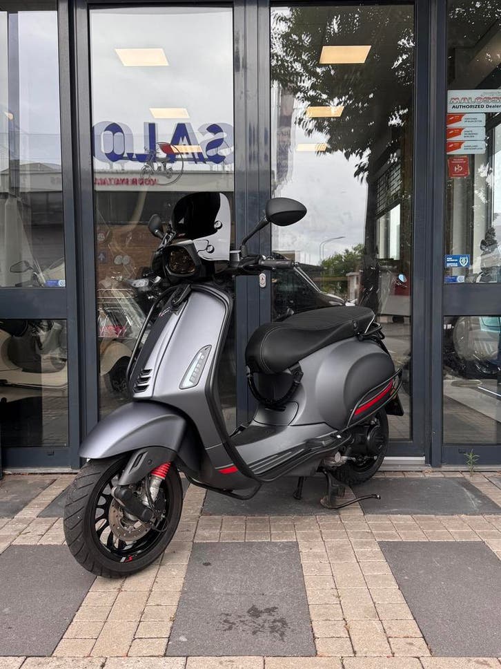 Vespa Sprint Brom E5 2023 | 8200km | Led | BTW | Garantie, Fietsen en Brommers, Scooters | Vespa, Maximaal 45 km/u, Overige modellen
