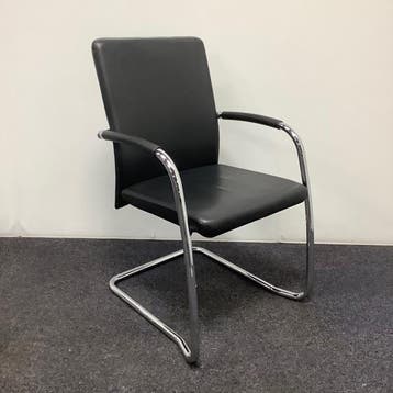 vergaderstoel / stapelstoel, zwart leren bekleding - chroom, Ophalen of Verzenden, Gebruikt, Leer, Eén