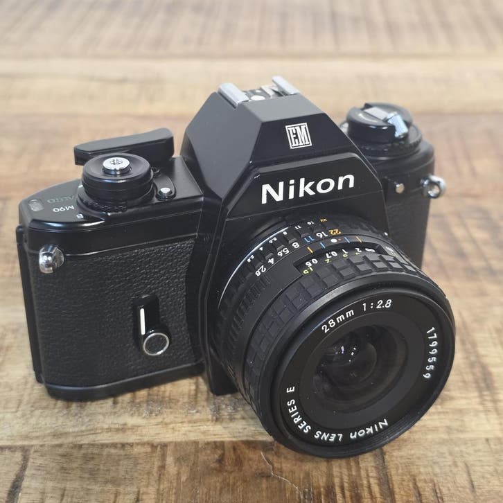 Nikon EM + 28mm 1:2.8 nr. 2369, Audio, Tv en Foto, Fotocamera's Analoog, Gebruikt, Nikon, Ophalen of Verzenden