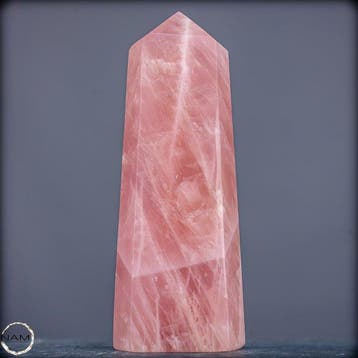 Roze kwarts obelisk – Zachte kracht in een elegante vorm-