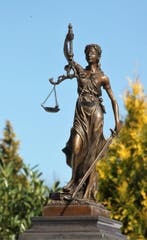 sculptuur, justitia - 34 cm - marmer brons, Antiek en Kunst