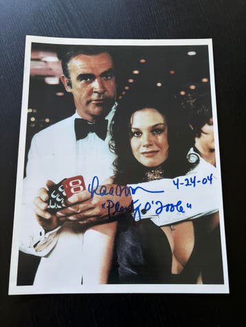 James Bond - Gesigneerde foto Lana Wood (Plenty OToole), Ophalen of Verzenden, Nieuw, Film, Foto of Kaart