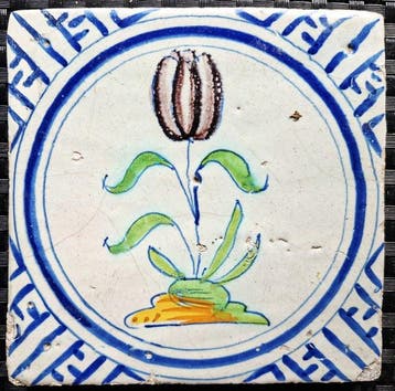 Tegel - Antieke tegel met tulp. - 1600-1650