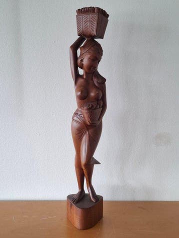 Balinese vrouw met fruitmanden - sculptuur - Indonesië
