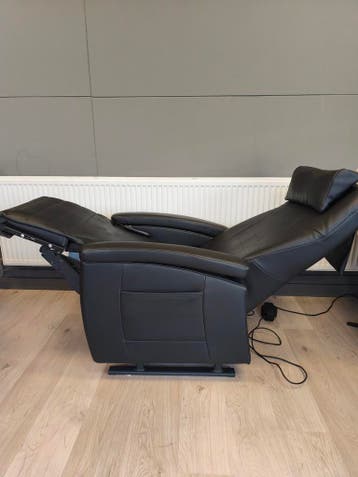 Fitform vario 570 sta op stoel in zwart kunst leer, Fitform sta op en relaxstoelen, de beste kwaliteit!, Gebruikt, Minder dan 75 cm