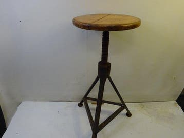 Stoel - vintage industriële werkplaatskruk uit het midden