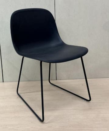 Kunststof Sledestoel Shadow Black - Muuto Fiber Side Chair, Ophalen of Verzenden, Gebruikt, Zwart