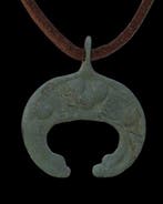 Viking periode Brons Amulet hanger lunula. Goede staat.