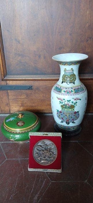 Verzameling van 3 Chinese kunstwerken: monumentale vaas van