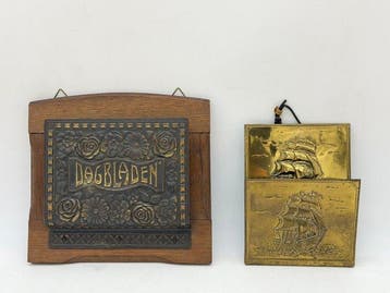 wand- en brieven/krantenhouders - DAGBLADEN -