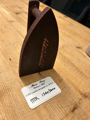 Man Ray (1890-1976) - sculptuur, Cadeau - 17 cm - IJzer