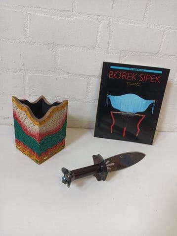Borek Sipek - Vaas (3) - Hout, Metaal, Papier - Dolk en boek