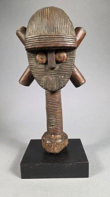 Reliek in hout en metaal - stad - Gabon