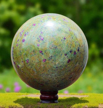 KAMR GEM | museumformaat robijn in fuchsite kristalbol -, Verzamelen