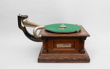 Een tafelmodel grammofoon met externe hoorn, UK