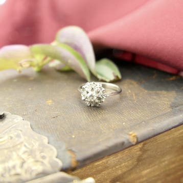 Antieke witgouden entourage ring met diamant 0,10 ct., Gebruikt, Ophalen of Verzenden, Kleiner dan 17, Met edelsteen