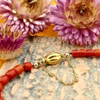 Bloedkoraal kralen armband met gouden slot (Schakelarmband), Gebruikt, Overige kleuren, Ophalen of Verzenden, Met edelsteen