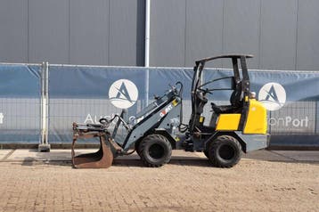 Veiling: Kniklader Giant D263SW Diesel 2011 met Mestklem, Ophalen, Wiellader of Shovel