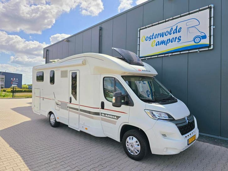 Adria Matrix 670SL Lengte Bed Hefbed 5 persoons Solar Camera, Caravans en Kamperen, Campers, Cassettetoilet, ABS, Achteruitrijcamera