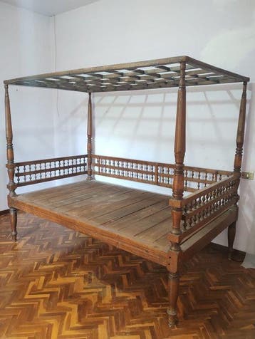 Een koloniale Anglo-Indische houten bed met luifel. - Hout -