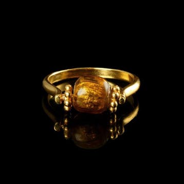 Oud-Romeins, Keizerrijk Ring met glazen kraal van Romeinse