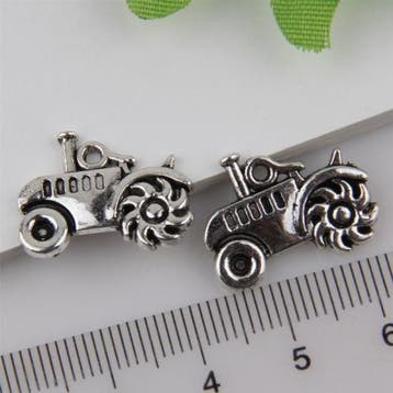10 x Metalen bedels tractor 18 x 14 mm – antiek zilverkle., Ophalen of Verzenden, Nieuw, Bedel