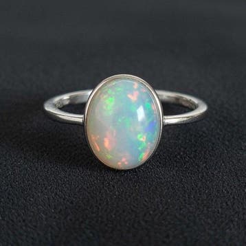 Welo-opaal uit Ethiopië. Prachtige, intense kleuren. Ring