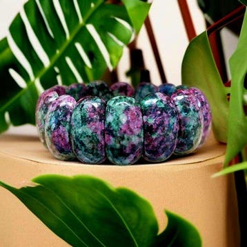 Armband van natuurlijke rubis-zoïsite. XXL parels. Prachtige