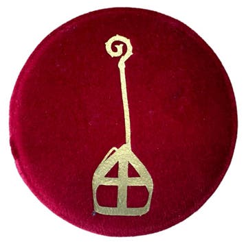 Baretspeld / button met Staf en Mijter rood, Ophalen of Verzenden, Nieuw