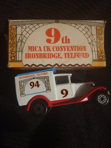 Corgi, Matchbox 1:43 - Modelauto (3) - Morris Minor ford -, Nieuw