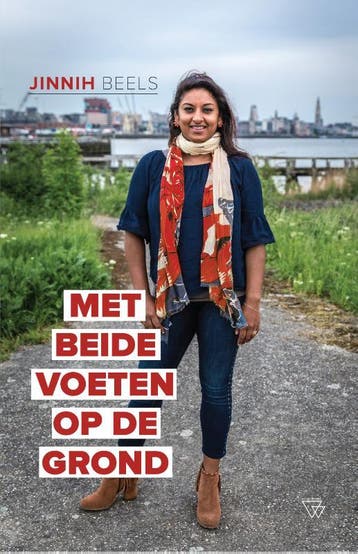 Met beide voeten op de grond - Jinnih Beels 9789492419293, Boeken, Verzenden, Gelezen, Jinnih Beels