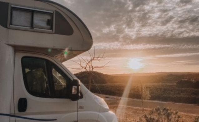6 pers. Adria Mobil camper huren in Almere? Vanaf € 93 p.d., Caravans en Kamperen, Verhuur